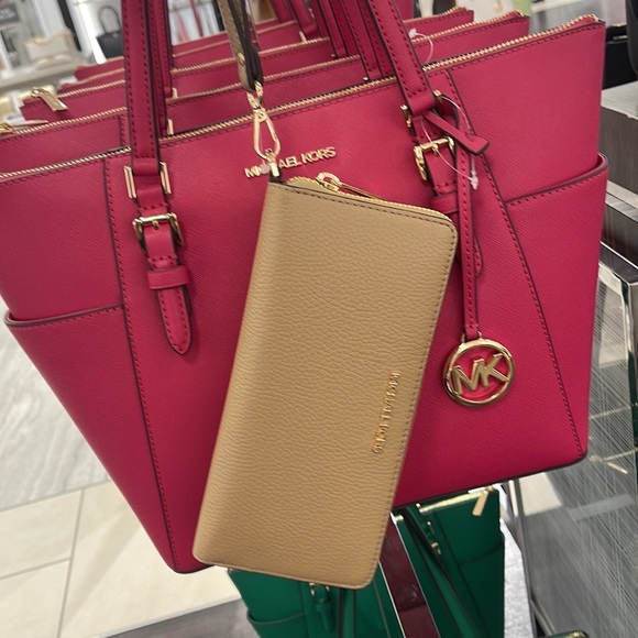 MICHAEL KORS LARGE TRAVEL CONTINENTAL WRISTLET WALLET PHONEHOLDER  
CAMEL - Picture 3 of 16